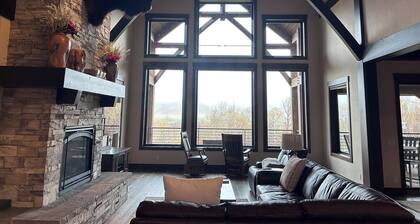 Luxury 5BR Lodge in Star Valley, Views +Trailer Space Near Jackson Hole