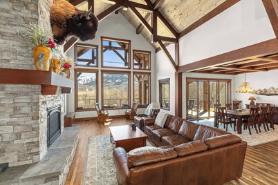 Luxury 5BR Lodge in Star Valley, Views +Trailer Space Near Jackson Hole