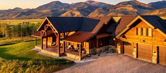 Luxury 5BR Lodge in Star Valley, Views +Trailer Space Near Jackson Hole