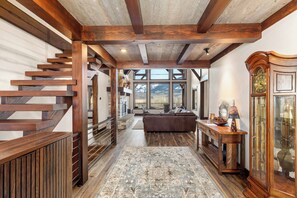 المنشأة من الداخل