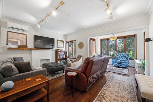 1910 Charming Historic Flat - Walk to Beach & Loyola!