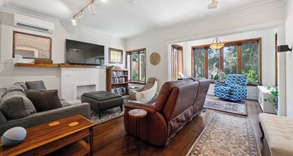 1910 Charming Historic Flat - Walk to Beach & Loyola!