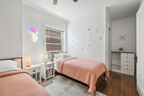 3 slaapkamers, een strijkplank/strijkijzer, wifi, beddengoed