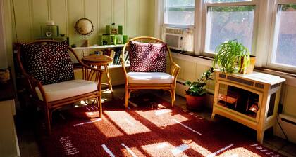 1910 Charming Historic Flat - Walk to Beach & Loyola!