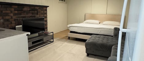 1 dormitorio, tabla de planchar con plancha, wifi y ropa de cama