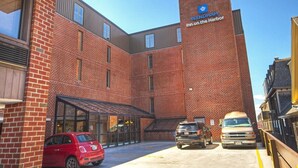 A brick building with a sign reading "Wyndham Inn on the Harbor". - Week long hotel suite unit at Wyndham Inn on the Harbor in Newport (Newport)