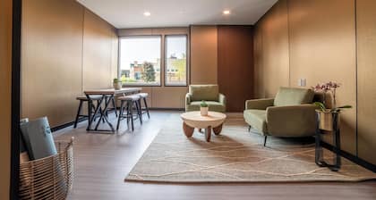 Gorgeous 1BR Hurpur View w/5 star finishes