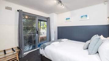 2 bedrooms, travel cot, WiFi, bed sheets