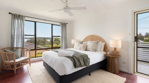 4 間睡房、書桌、熨斗/熨衫板、可攜式嬰兒床