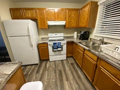  king and Queen 2-bedroom townhome near downtown Greensboro with WiFi, AC