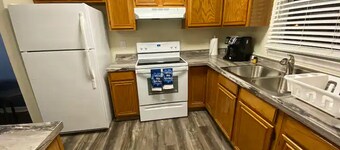 king and Queen 2-bedroom townhome near downtown Greensboro with WiFi, AC