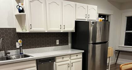 Charming, private 3BR cottage with WiFi, A/C, full washer & dryer in Oakland