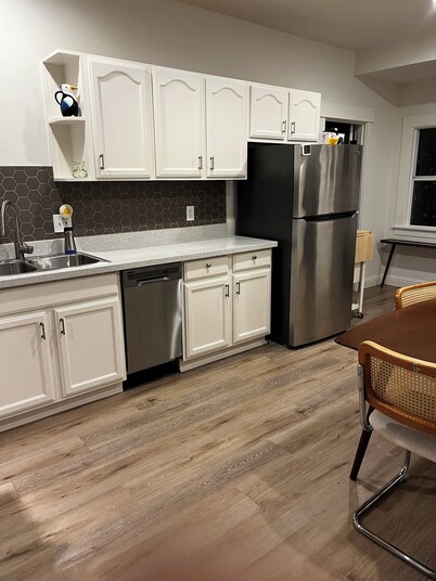 Charming, private 3BR cottage with WiFi, A/C, full washer & dryer in Oakland
