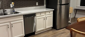 Charming, private 3BR cottage with WiFi, A/C, full washer & dryer in Oakland