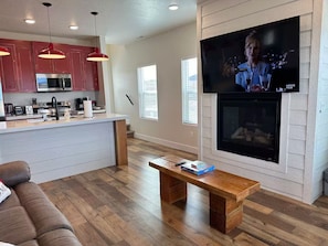 TV, fireplace - Luxury Red Barn at Stoney Farms NO CHOREs (Panguitch)