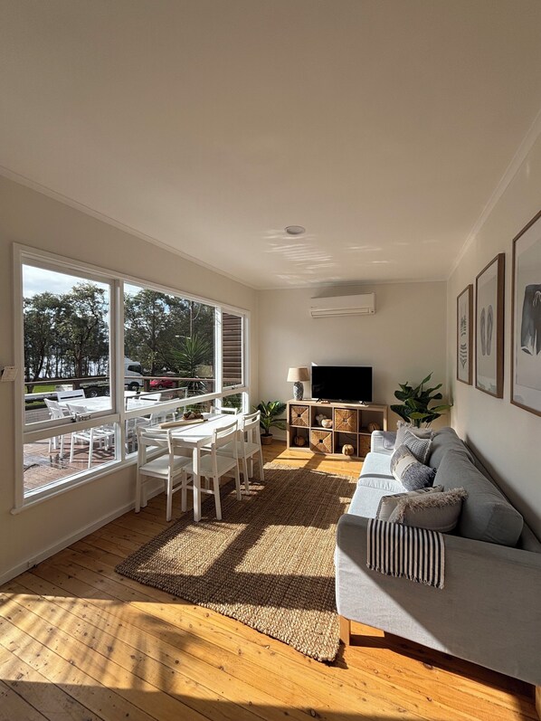 Comfort Townhome | Living area - Sunrise on the Water (Lemon Tree Passage)