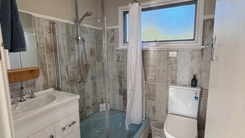 Comfort Townhome | Bathroom | Shower, hair dryer, towels, soap