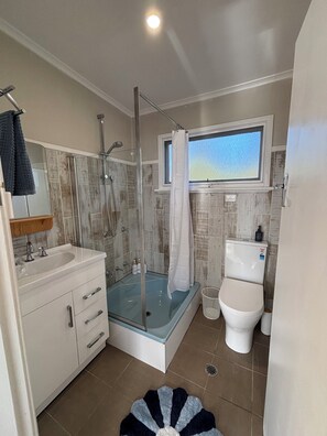 舒適聯排別墅 | 浴室 | 淋浴設備、風筒、提供毛巾、番梘