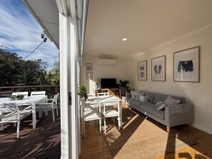 Comfort Townhome | Living area - Sunrise on the Water (Lemon Tree Passage)