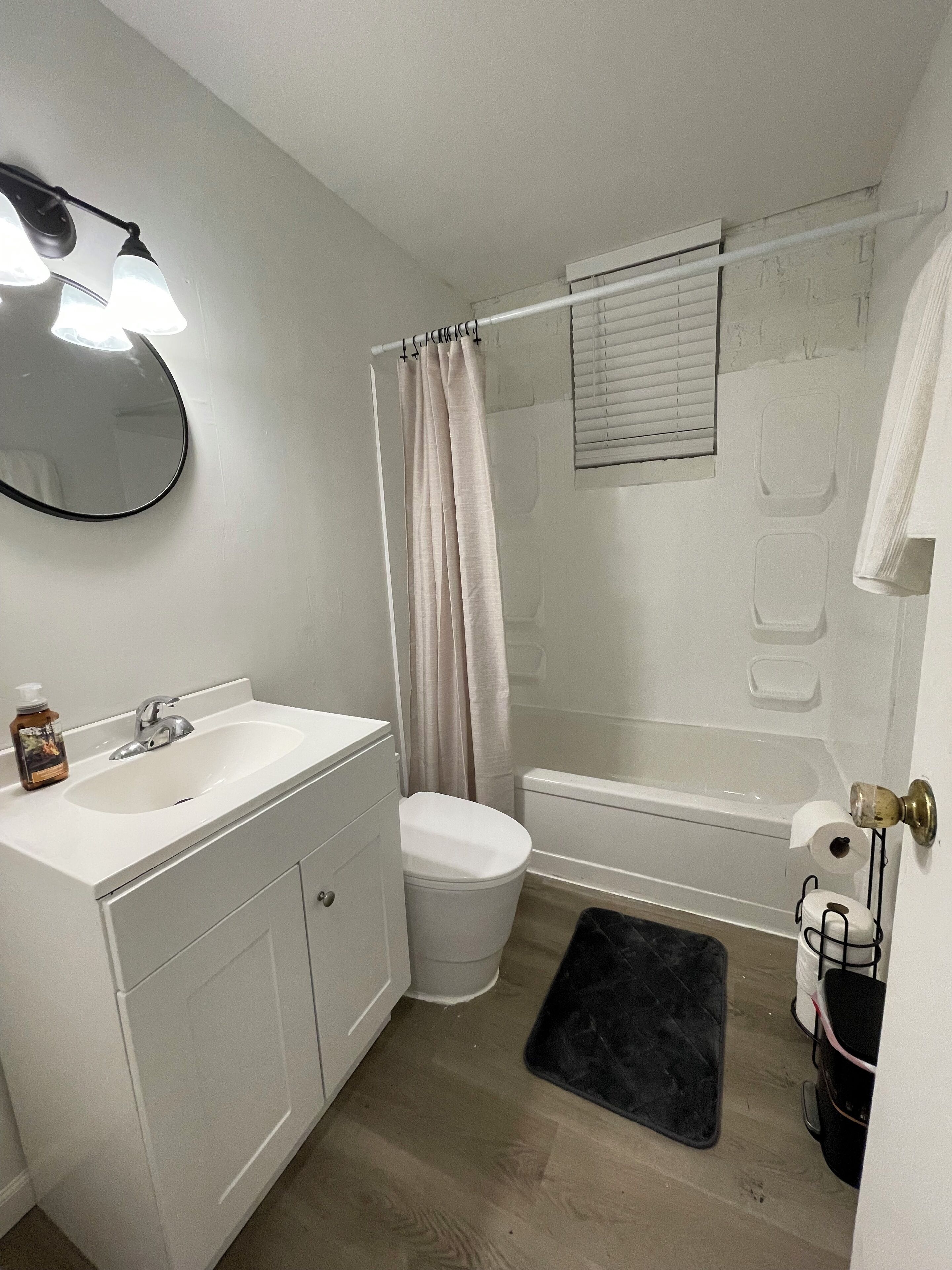 Secador de pelo, toallas, jabón, papel higiénico