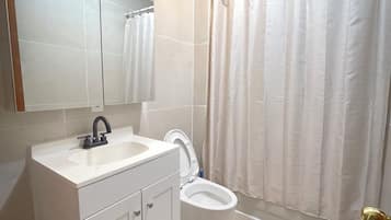 SĂšche-cheveux, serviettes fournies, savon, papier toilette