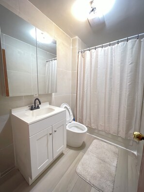 Secadora de cabello, toallas, jabón, papel de baño