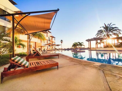 Chic Partial Ocean View Studio with Fitness Room, Pool, and WiFi in La Ventana!