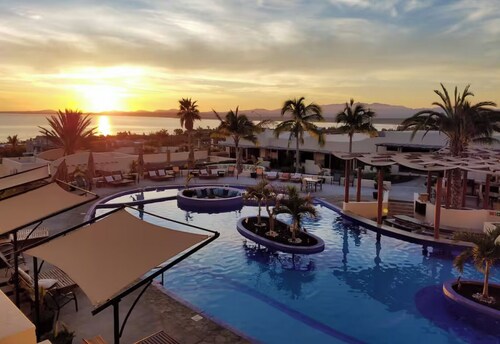 Chic Partial Ocean View Studio with Fitness Room, Pool, and WiFi in La Ventana!