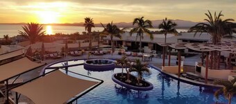 Chic Partial Ocean View Studio with Fitness Room, Pool, and WiFi in La Ventana!