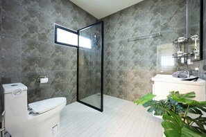 Een haardroger, handdoeken, toiletpapier