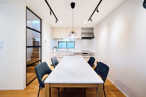 Basic-Apartment | Essbereich im Zimmer