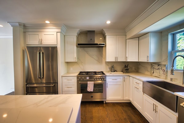 Frigorífic, microones, forn i placa de cuina