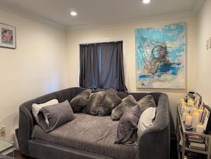 Televisor intel·ligent, llar de foc, llibres i pantalles d'ordinador