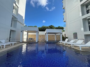 Una piscina al aire libre, una piscina climatizada