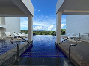 Utomhuspool och uppvärmd pool
