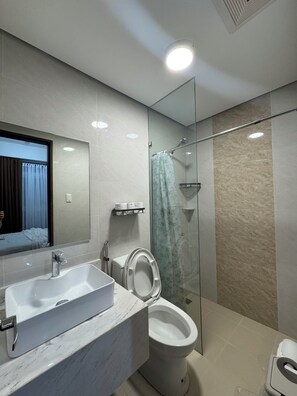 Dusche, Haartrockner, Bidet, Handtücher