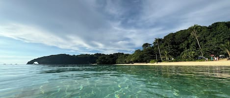 Una playa cerca