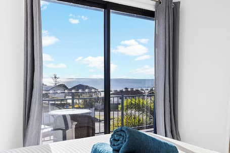 2 bedrooms, iron/ironing board, WiFi, bed sheets. Manly Beach View Townhouse Haven - Coastal Retreat walk to the shops and water!