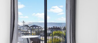 Manly Beach View Townhouse Haven - Coastal Retreat walk to the shops and water!