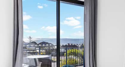 Manly Beach View Townhouse Haven - Coastal Retreat walk to the shops and water!