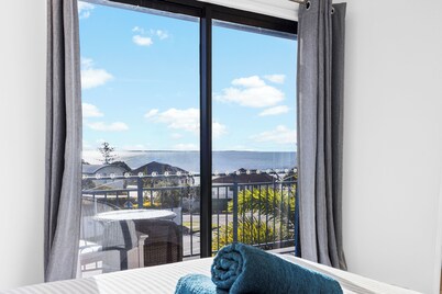 Manly Beach View Townhouse Haven - Coastal Retreat walk to the shops and water!