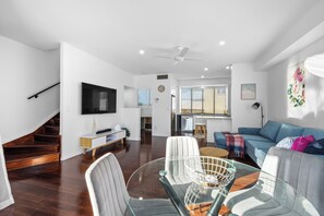 Smart TV - Manly Beach View Townhouse Haven - Coastal Retreat walk to the shops and water! (Manly)