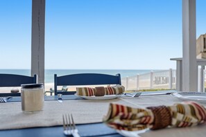 Outdoor dining - Beachfront Brkfst/Sunrise Espresso/Fire Pit S'mores (Flagler Beach)