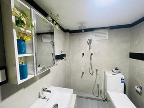 Dusche, Bidet, Handtücher, Seife