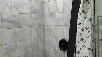 Secadora de cabello, toallas, jabón, papel de baño