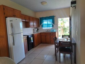 Réfrigérateur, four, plaque de cuisson, cafetière/bouilloire