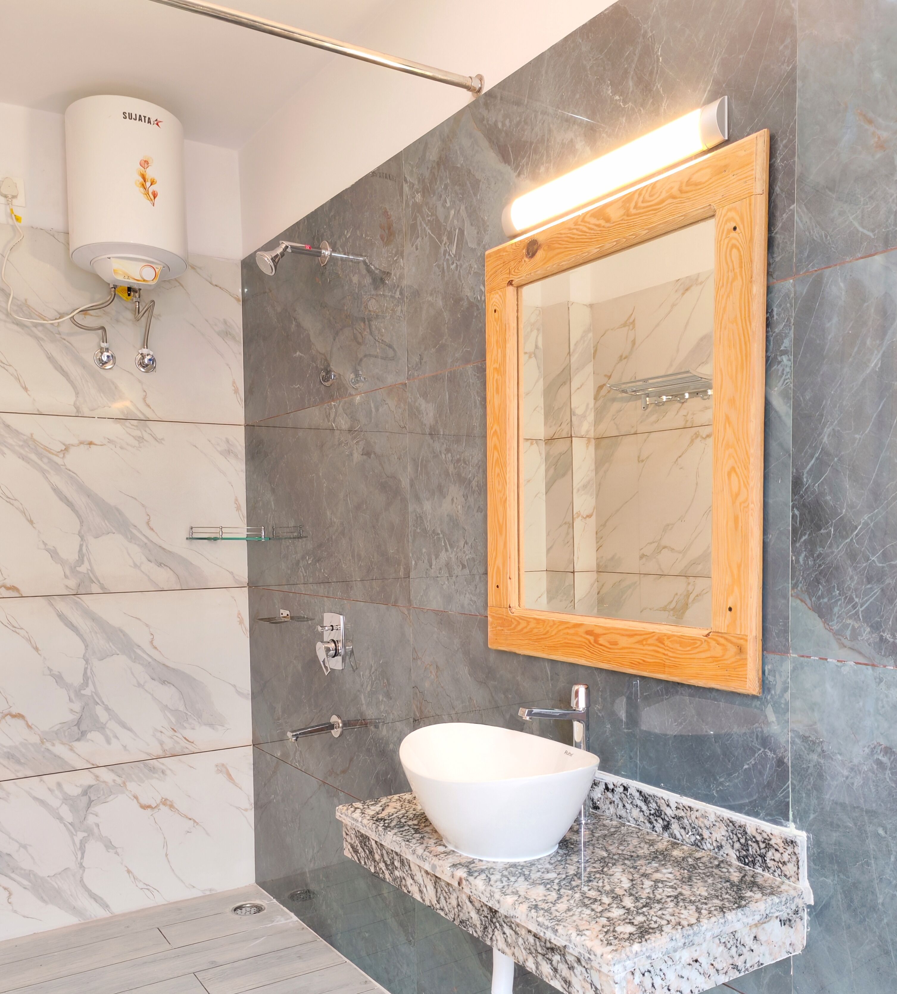 Shower, hair dryer, bidet, towels