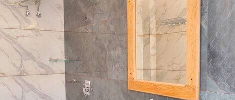 Douche, séchoir à cheveux, bidet, serviettes fournies