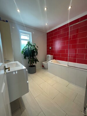 Hårtørrer, bidet, håndklæder, Sæbe