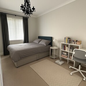 4 chambres, fer et planche à repasser, Wi-Fi, draps fournis